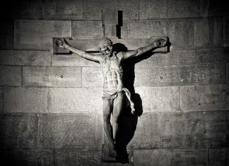 Ein Kreuz hängt an einer Wand. Foto: pixabay