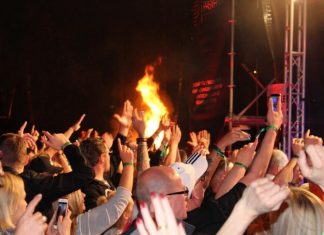 Ziehen viele Feiernde an und sind deshlab aufgrund der Corona-Schutzmaßnahmen untersagt: Osterfeuer. Archivfoto: Hans-Joachim Kling
