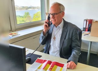 Martin Sträßer informiert am Telefon. Foto Büro Sträßer