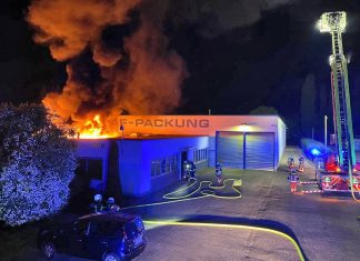 Beim Eintreffen der Feuerwehr züngelten die Flammen schon aus dem Gebäude der Kartonagenfabrik, daraufhin wurde ein Großeinsatz ausgelöst. Foto: Feuerwehr Velbert