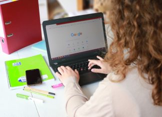 Ein Notebook oder Smartphone kann sich längst nicht jedes Lernpaten-Kind leisten - die Caritas bittet daher um Unterstützung. Foto: Caritas
