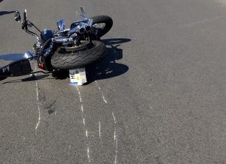 Das Motorrad des 62-Jährigen aktivierte das Antiblockiersystem - der Fahrer verlor die Kontrolle. Foto: Polizei
