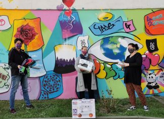 Die Spenderinnen Nicole Emrich-Schlich und Alexandra Erbach mit Andrea Schulte vom Kinder- und Jugendhaus. Foto: Stadt Wülfrath
