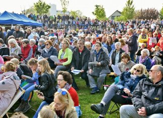 Rund 500 Besucher machten letztes Jahr begeistert mit beim ersten Rudelsingen im Hefelmannpark. Dieses Jahr fällt die Veranstaltung wegen Corona aus. Archivfoto: Mathias Kehren