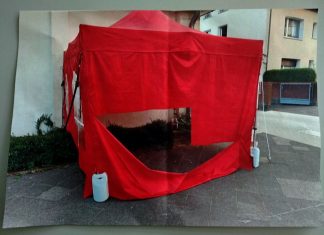 Eine Wand des Pavillons ist über die gesamte Länge zerschnitten worden. Foto: Polizei