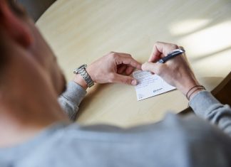 Hier schreibt Bastian Oczipka selbst eine Karte an eine Lebenshilfe-Wohneinrichtung. Foto: Privat