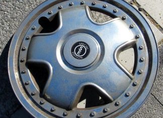 Zwei dieser Radkappen verlor der Unfallfahrer bei seiner Kollision. Foto: Polizei