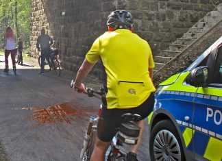 An einer Unterführung hat ein Unbekannter einen Eimer auf den Radweg geworfen. Foto: Polizei