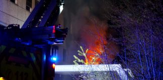 Brand in Ratingen-Hösel: Die Flammen schlugen deutlich sichtbar nach außen. Foto: Feuerwehr Ratingen