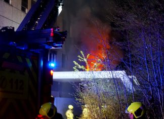 Brand in Ratingen-Hösel: Die Flammen schlugen deutlich sichtbar nach außen. Foto: Feuerwehr Ratingen