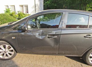 Bei dem Zusammenstoß wurde auch das Auto beschädigt. Foto: Polizei