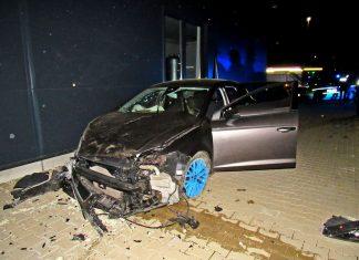 Der Wagen des 21-Jährigen kollidierte mit einer Gebäudewand. Foto: Polizei