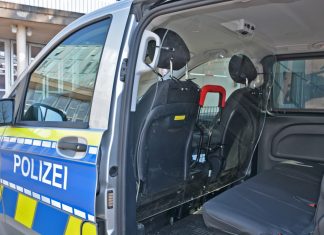 Durch Plexiglasscheiben werden die Beamten in der Fahrerkabine geschützt. Foto: Polizei