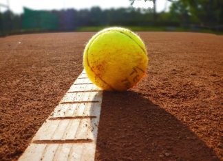 Ein Tennisball liegt auf einem Platz. Symbolfoto: pixabay