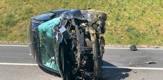 Der Wagen hat sich überschlagen und wurde schwer beschädigt. Foto: Feuerwehr Velbert