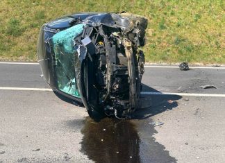 Der Wagen hat sich überschlagen und wurde schwer beschädigt. Foto: Feuerwehr Velbert
