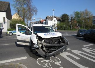 Der Peugeot des Hildeners erlitt einen Totalschaden. Foto: Polizei