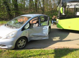 Das Auto wurde an der Fahrerseite eingedrückt. Foto: Polizei