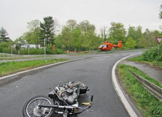 Ohne Fremdeinwirkung ist der Motorradfahrer auf dem Zubringer gestürzt - ein Rettungshubschrauber landete an der gesperrten Unfallstelle. Foto: Polizei