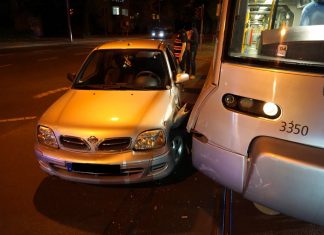 Das Auto hatte sich an der Straßenbahn verkeilt. Foto: FW Ratingen