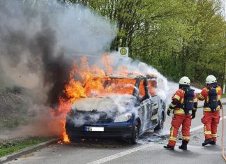 In Velbert ist ein Mercedes Vito komplett ausgebrannt. Foto: Feuerwehr Velbert