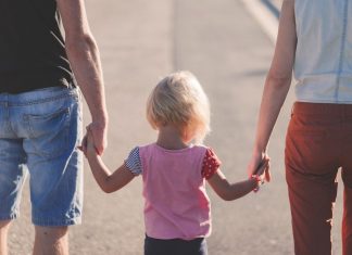 Eine junge Familie geht spazieren. Foto: pixabay
