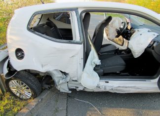 Der VW Up der schwer verletzten Erkratherin nach dem Crash: die Airbags lösten aus. Foto: Polizei