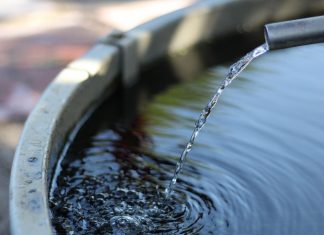 Wasser fließt in einen Brunnen. Symbolfoto: pixabay