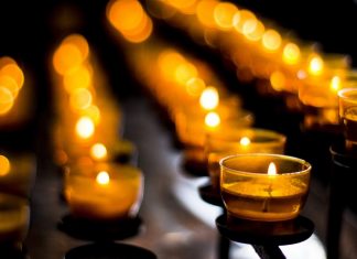 Kerzen in einer Kirche. Foto: pixabay