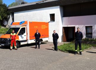 Rettungswagenbesatzung Matthias Prothmann und Jan-Rolof Rützel, Amtsleiter Feuerschutz und Rettungswesen Matthias Mausbach, Abteilungsleiter Rettungsdienst Sebastian Thews, Abteilungsleiter Technik Arne Vieweg sowie Gruppenführer des Standortes Obschwarzbach Christoph Siegert. Foto: Feuerwehr Mettmann