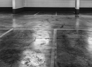 Ein Parkplatz in einem Parkhaus. Symbolfoto: pixabay