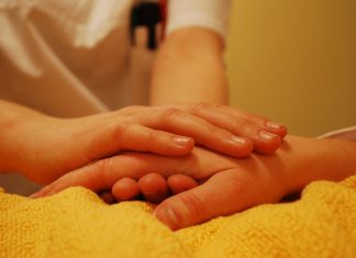 Eine Pfegekraft kümmert sich um einen Menschen. Foto: pixabay