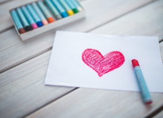 Die Mitarbeitenden der Caritas-Suchthilfe basteln und verschicken Karten. Foto: pixabay