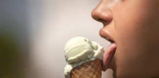 Eis essen in Corona-Zeiten: Der unverpackter Verkauf ist erlaubt, verzehrt werden darf das Eis allerdings erst außerhalb des 50-Meter-Radius um die Eisdiele. Foto: pixabay