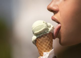 Eis essen in Corona-Zeiten: Der unverpackter Verkauf ist erlaubt, verzehrt werden darf das Eis allerdings erst außerhalb des 50-Meter-Radius um die Eisdiele. Foto: pixabay