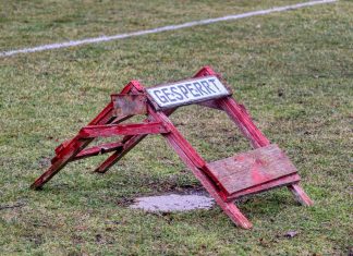 Ein Fußballfeld ist abgesperrt. Foto: pixabay