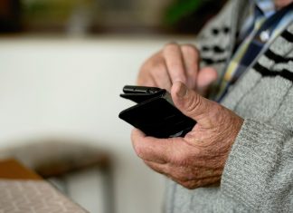 Die Caritas im Kreis Mettmann bietet mehrmals pro Woche ihr "Plaudertelefon" an. Foto: pixabay