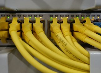 Netzwerkkabel sind zu sehen. Foto: pixabay