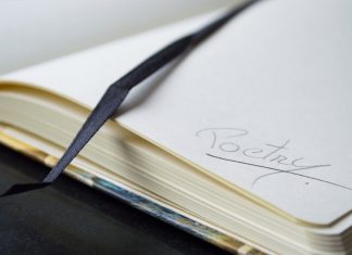Ein Büchlein liegt auf einem Tisch. Foto: pixabay
