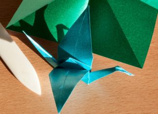 Die Tüte deder Abteilung Kinder- und Jugendförderung enthält Material zum Basteln. Symbolfoto: pixabay
