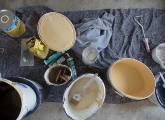 Unter anderem Abbeizmittel, Abflussreiniger oder lösungsmittelhaltige Farben und Lacke gehören zu den Schadstoffen. Foto: pixabay