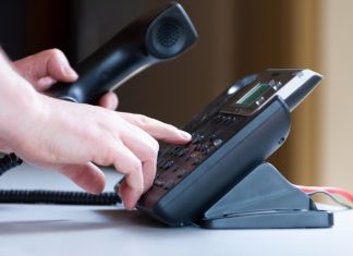 Die Caritas hat eine Hotline angerichtet. Foto: pixabay