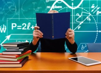 Schrittweise nehmen Schulen den Betrieb wieder auf - zunächst für Prüflinge auf freiwilliger Basis Foto: pixabay