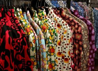 Second-hand-Kleidung an einer Stange. Foto: pixabay
