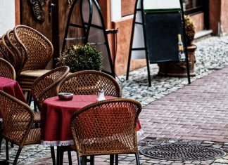 Stellen Gastronomiebetriebe Stühle im öffentliche nRaum auf, kostet sie das eine Sondernutzungsgebühr. Foto: pixabay