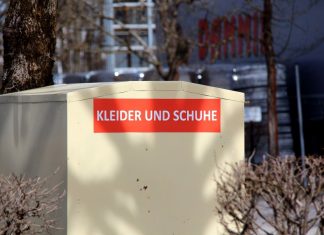 Säcke mit Altkleidung sollten nicht vor vollen Containern angestellt werden. Foto: pixabay