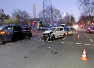 Der Hyundai i20 des 22-Jährigen wurde im Fronbereich stark beschädigt. Foto: Polizei