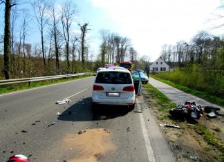 Auf der Gegenspur kollidierte das Motorrad mit einem VW Touran. Foto: Polizei