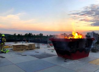 Ein Container mit Bauholz in in Brand geraten. Foto: Feuerwehr Ratingen