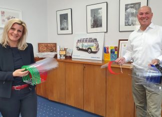 GLW-Geschäftsführerin Waltraud Reindl überreicht im 3D-Drucker hergestellte Visiere an Bürgermeister Dirk Lukrafka. Foto: Stadt Velbert
